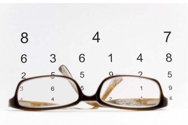 眼镜度数配低一点，近视增长就没那么快